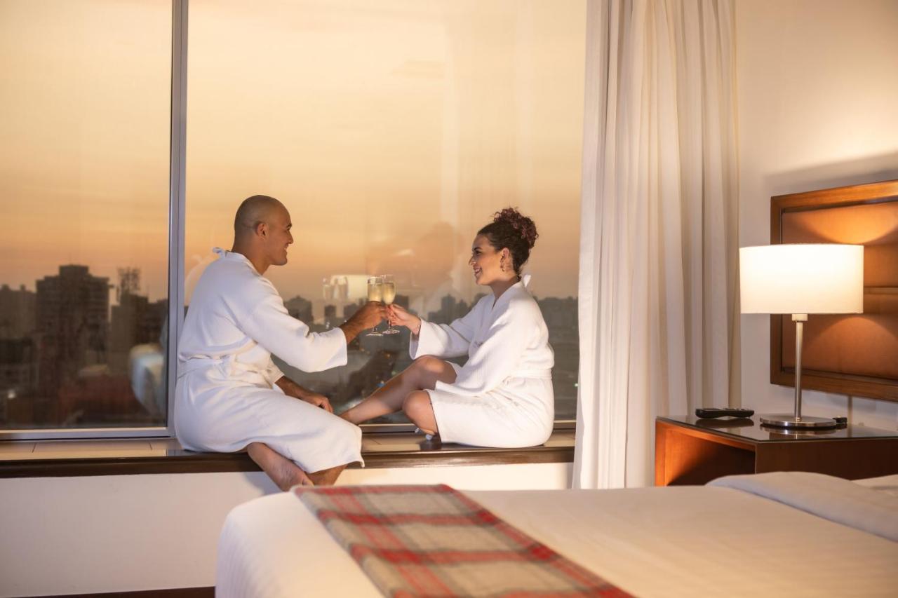 Casa Andina Premium Miraflores Lima Buitenkant foto A couple in a hotel room