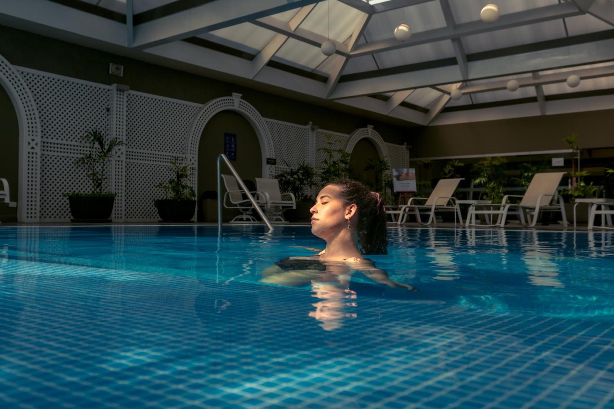 Casa Andina Premium Miraflores Lima Buitenkant foto A woman swimming in a pool