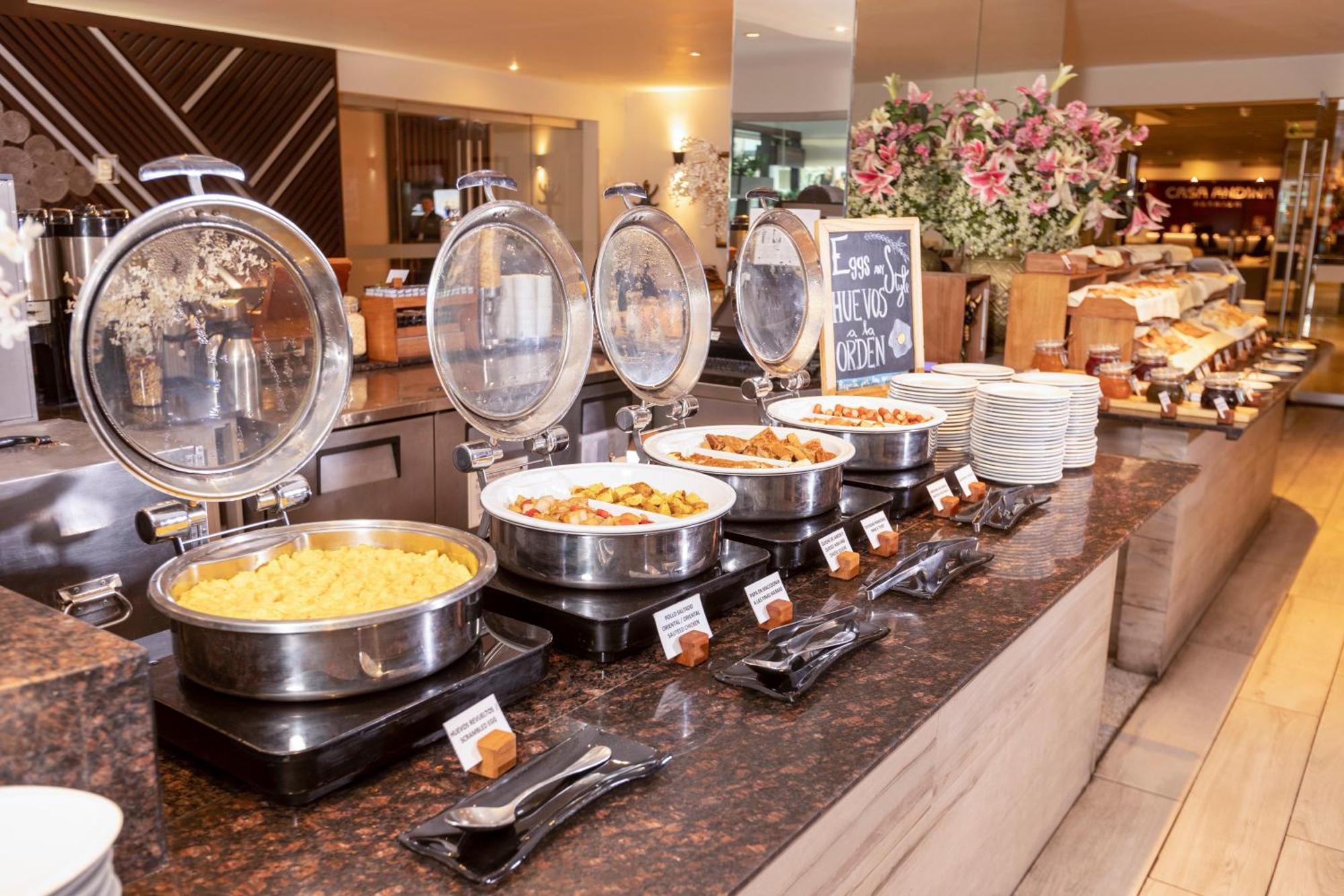 Casa Andina Premium Miraflores Lima Buitenkant foto A buffet at a hotel