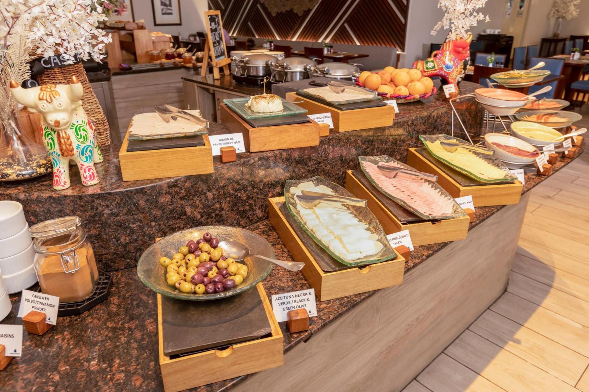 Casa Andina Premium Miraflores Lima Buitenkant foto A buffet at a hotel