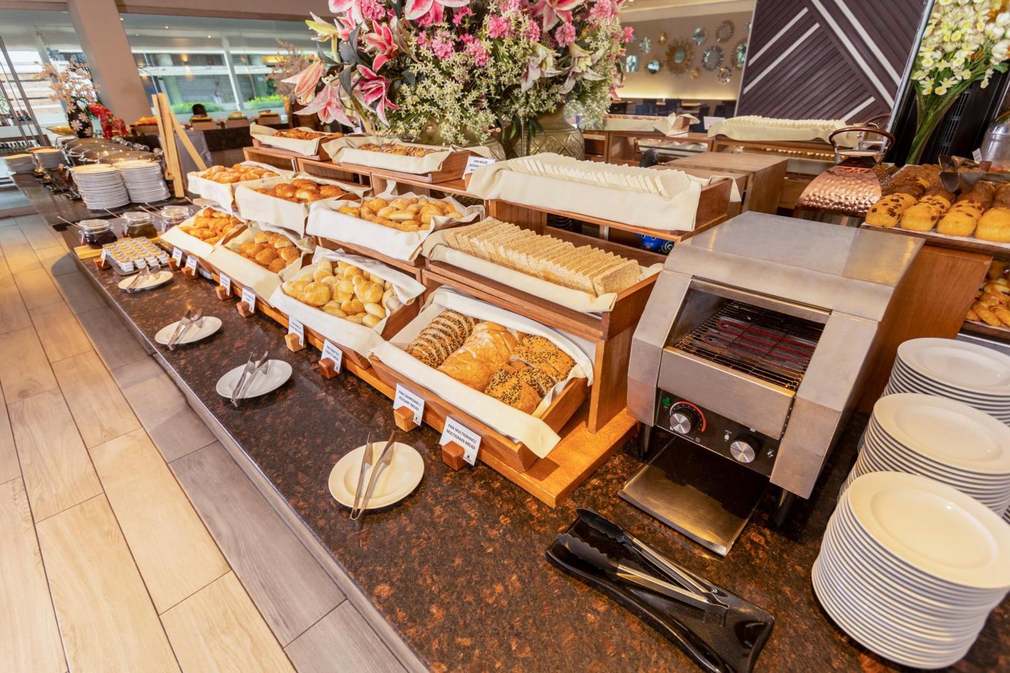 Casa Andina Premium Miraflores Lima Buitenkant foto A buffet at a hotel